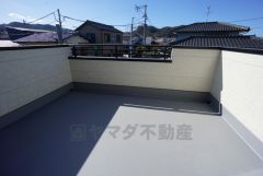 同仕様写真。お洗濯物を干すスペースとしても十分な広さがあります。  お天気の良い日はお洗濯物がよく乾きそうな日当たり良好のバルコニー