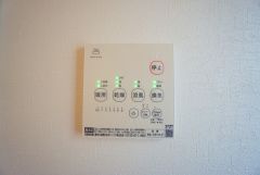 雨の日の洗濯も安心できる浴室暖房乾燥機付き浴室。リモコンで操作もボタン1つで簡単。 浴室暖房乾燥機には、暖房、乾燥、涼風、換気の4つの機能が付いています。タイマー付きです。