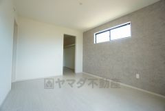 住む人のこだわりを活かす洋室＾＾日当たりがよく、寝室としての利用もおすすめ。広めのクローゼットもあり荷物もすっきり片付けれ、ゆとりのある暮らしが出来ます＾＾