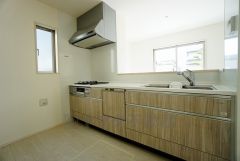 同仕様写真。対面式カウンターキッチンでお子様の様子が見守れます。カウンタートップは耐熱性に優れており、日ごろのお掃除もふき取るだけでＯＫ。ステンレスシンクも簡単にお掃除できますよ。