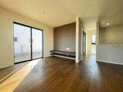 大きな窓のあるリビングは、陽光あふれる明るい空間です。居心地良く、ご家族皆がゆったり寛げる憩いの空間となりそうです。