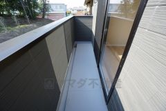 同仕様写真。お洗濯物を干すスペースとしても十分な広さがあります。  お天気の良い日はお洗濯物がよく乾きそうな日当たり良好のバルコニー^^