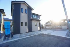 前面道路は公道北東側約4ｍ。車の通行が少なく小さなお子様がいるご家庭でも安心して過ごせます＾＾