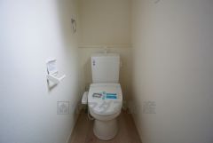 ウォシュレット付トイレです。節水機能もあるので、安心して使えますね。もちろん、1階2階の2ヶ所にトイレがあるので、忙しい朝にもゆとりができますね。