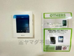 防犯性もばっちり、TVモニター付きインターフォン完備。大きなモニターで玄関先を確認できます。録画機能が付いているので不在時の訪問者も確認できて安心です^^