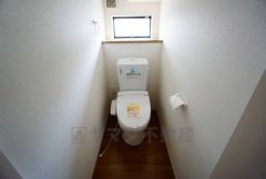 温水、暖房、ウォシュレット付の高機能トイレです。