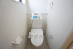温水洗浄機付トイレです。節水機能もあるので、安心して使えますね。もちろん、1階2階の2ヶ所にトイレがあるので、忙しい朝にもゆとりができますね。