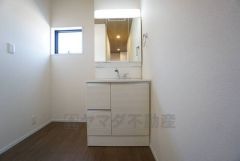 三面鏡つき洗面台。収納も一体型になっているので、ドライヤーやヘアアイロンの置き場に困りませんね。