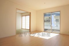 同仕様写真。大きな窓のあるリビングは、陽光あふれる明るい空間です。居心地良く、ご家族皆がゆったり寛げる憩いの空間となりそうです。