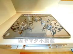 同時にたくさんの料理が調理できる3口コンロ。長時間熱を通しておきたい煮込み料理を作りながら、炒め物など同時進行で進められます。