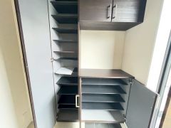 たっぷり収納できるシューズボックスです。家族全員の靴がきれいに整頓できます。棚の上にお花や写真を飾っても良いですね。