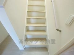 ご年配の方でも安心できる、手すり付き階段です＾＾段差も低めで設定されてますので安全性にも優れてますね＾＾