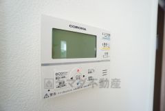 給湯器リモコンはキッチン横からボタンひとつで操作が楽々。通話ボタン付きでお子様とも会話ができて安心です。