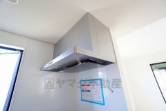 調理により発生する油煙や臭いを吸い込み、屋外へ排気してくれます。