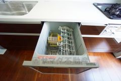 ビルトインタイプで、キッチンと同じカラーにすることにより一体感を持たせることができます。乾燥機能が備わっているため家事の時間が短縮できます。