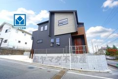 西鉄・JRの2沿線利用可能。スーパー・コンビニ・ドラックストアまで徒歩10分圏内。