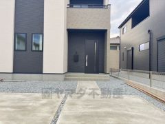 タッチキータイプの玄関ドアです。奥まって設置されているので、雨に濡れる心配もありません。