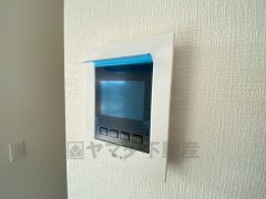 防犯性もばっちり、TVモニター付きインターフォン完備。大きなモニターで玄関先を確認できます。録画機能が付いているので不在時の訪問者も確認できて安心です^^