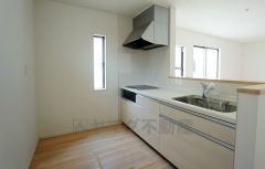 同仕様写真。対面式カウンターキッチンでお子様の様子が見守れます。カウンタートップは耐熱性に優れており、日ごろのお掃除もふき取るだけでＯＫ。ステンレスシンクも簡単にお掃除できますよ。