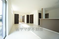 おしゃれで過ごしやすいリビングです。隣接する和室と合わせると24帖の大空間になります。 対面式キッチンを中心としたリビングダイニングで家族の会話が弾みそうです。