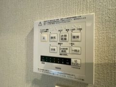 浴室暖房乾燥機には、暖房、乾燥、涼風、換気の4つの機能が付いています。タイマー付きです。 花粉や雨対策で室内干しする際に重宝しますね＾＾