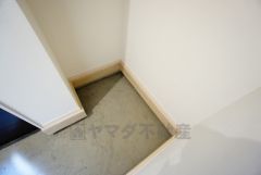 同仕様写真。シューズインクローゼットも完備されており、玄関収納も問題ありません。棚の上にお花など飾ってインテリアも楽しめますね。