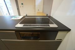 お手入れのしやすいIHクッキングヒーターです。 3口コンロなので、効率よくお料理が楽しめます。毎日のお料理も楽しくなりますね＾＾