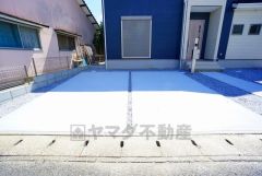 カースペースは停めやすい並列駐車4台付き。自転車やバイクなども置ける広さです＾＾