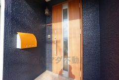 ブラウントーンの玄関扉＾＾外壁とマッチングしていてかっこいいですね＾＾家の顔となる玄関扉がかっこいいと、たくさんの人を招き入れたくなりますね＾＾