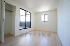 木目調のシンプルデザインで落ち着きと安らぎの空間に仕上げています。各部屋に収納が完備されているので、お荷物が多くなっても安心の設計です。