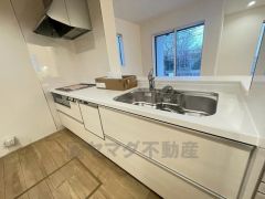 リビングやダイニングからキッチン周りが丸見えにならない対面式キッチン。テレビ鑑賞や家族との対話がしやすく、ご家族の温かい時間を演出します。