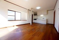 家族が集まる開放的なリビング。思い思いの時間を過ごしたり、家族みんなで食事をしたり、素敵な団らんの場になりますね。