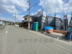 道幅が広く、車通勤の方や買い物などでの車の出し入れも楽々できて嬉しいですね。お問合せお待ちしております＾＾