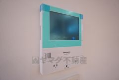 防犯性もばっちり、TVモニター付きインターフォン完備。大きなモニターで玄関先を確認できます。録画機能が付いているので不在時の訪問者も確認できて安心です^^