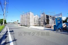 前面道路は大型車両の交通も少なく静かで快適な生活を送れます＾＾ 前面道路は6ｍ以上と駐車がスムーズにできます＾＾