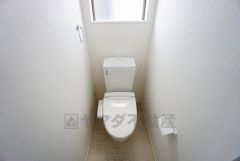 同仕様写真。温水洗浄機付トイレです。節水機能もあるので、安心して使えますね。もちろん、1階2階の2ヶ所にトイレがあるので、忙しい朝にもゆとりができますね。