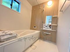1坪サイズの浴室は、足をのばしてリラックスできます。浴室乾燥機付きなので、雨の日も気にせず洗濯物が干せます。