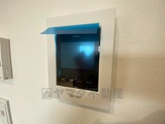 防犯性もばっちり、TVモニター付きインターフォン完備。大きなモニターで玄関先を確認できます。録画機能が付いているので不在時の訪問者も確認できて安心です^^