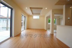 家族が集まる開放的なリビング。約17帖の大空間で毎日のお食事が楽しみです＾＾思い思いの時間を過ごしたり、家族みんなで食事をしたり、素敵な団らんの場になりますね。