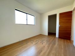 6帖の洋室。陽当たり、風通しの良いお部屋です。たっぷり収納できるWIC付きでお部屋の中をすっきりと快適に保てます＾＾