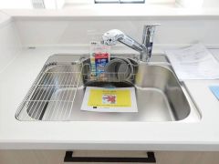 広々とした凸型シンクに洗剤ポケットを標準装備。大きなお鍋など洗いやすいです。洗剤や石鹸、スポンジもすっきりできる収納付き。