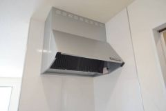 調理により発生する油煙や臭いを吸い込み、屋外へ排気してくれます。