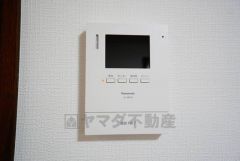 防犯性、セキュリティ対策に安心できるテレビモニター付きインターフォンです。セールスマン対策にもなり安心できます。
