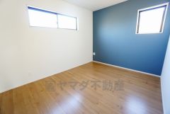 住む人のこだわりを活かす洋室＾＾日当たりがよく、寝室としての利用もおすすめ。広めのクローゼットもあり荷物もすっきり片付けれ、ゆとりのある暮らしが出来ます＾＾