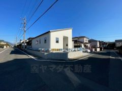 前面道路は、公道西側約6ｍ、北側約6ｍ。幅広いため、車の離合もスムーズです＾＾角地で陽当たり・風通し良好＾＾