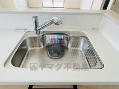 広々とした凸型シンクに洗剤ポケットを標準装備。大きなお鍋など洗いやすいです。洗剤や石鹸、スポンジもすっきりできる収納付き。