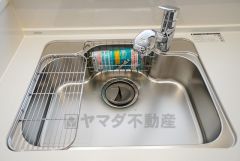 同仕様写真。広々とした凸型シンクに洗剤ポケットを標準装備。大きなお鍋など洗いやすいです。洗剤や石鹸、スポンジもすっきりできる収納付き。
