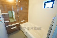 1日の疲れを癒すくつろぎのバスルーム。足を伸ばしてもゆったりと入れるサイズです。お子様と一緒にお風呂に入っても狭くないですね^^