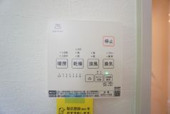 雨の日の洗濯も安心できる浴室暖房乾燥機付き浴室。リモコンで操作もボタン1つで簡単。 浴室暖房乾燥機には、暖房、乾燥、涼風、換気の4つの機能が付いています。タイマー付きです。