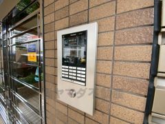 オートロックは、外部の人が自由に建物内に出入りできないため、不審者の侵入防止効果があります。セールスマン対策にもなり安心できます。